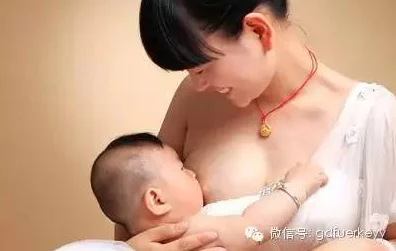 校花大胸奶汁乳流奶水出来为何她让人心动不已因为她集美貌与智慧于一身