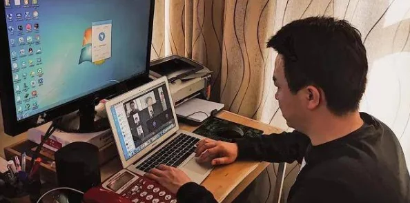 暴雨天被困在公司的女职员开启元宇宙远程办公体验